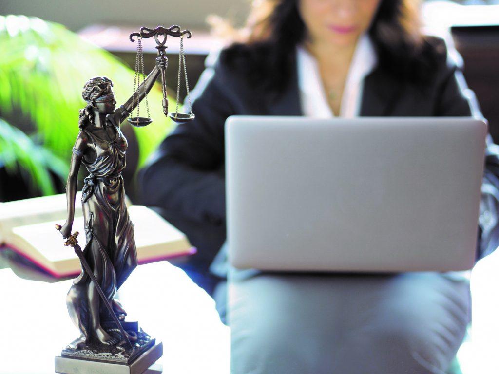 Tłumaczenie przysięgłe: co warto wiedzieć? 2 tłumaczenia przysięgłe - informacje i ciekawostki